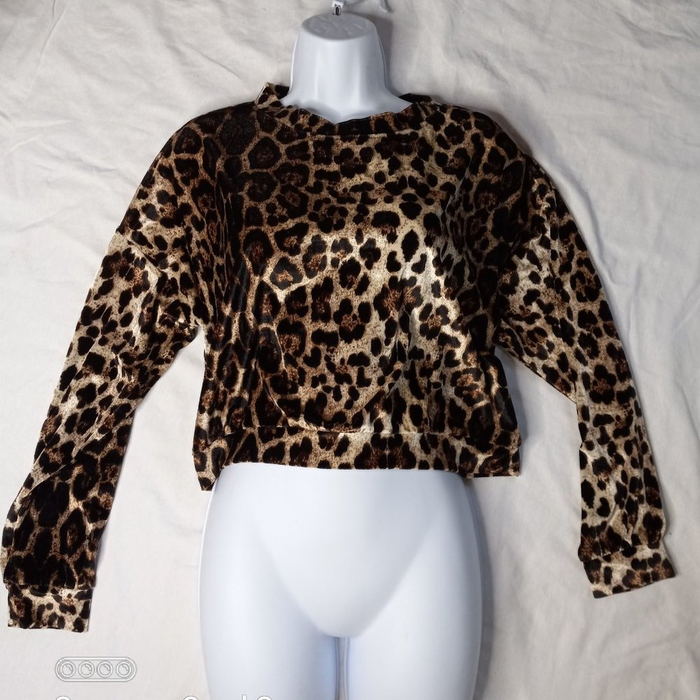 Cute Booty Lounge leopard velour crop top
